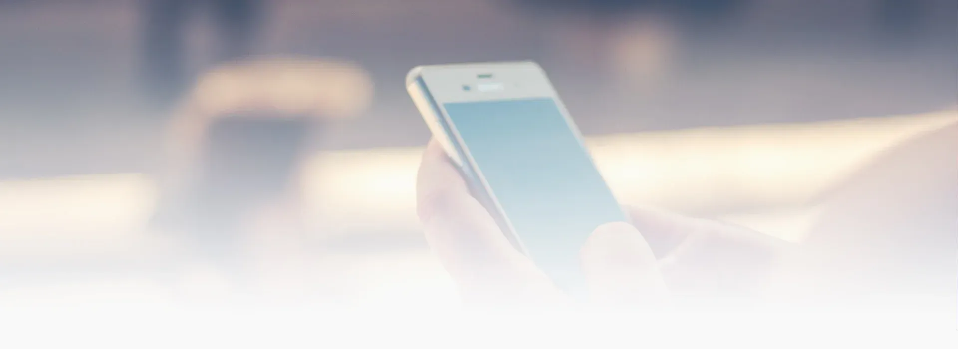 Person som håller en mobiltelefon i handen