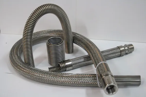 Rostfria metallslangar med omflätning och kopplingar
