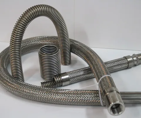 Rostfria metallslangar med omflätning och kopplingar