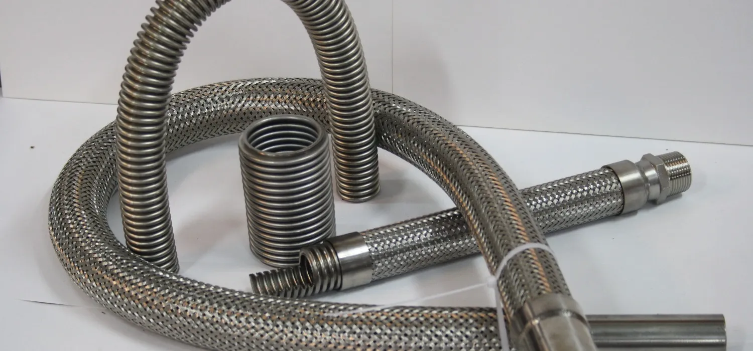 Rostfria metallslangar med omflätning och kopplingar